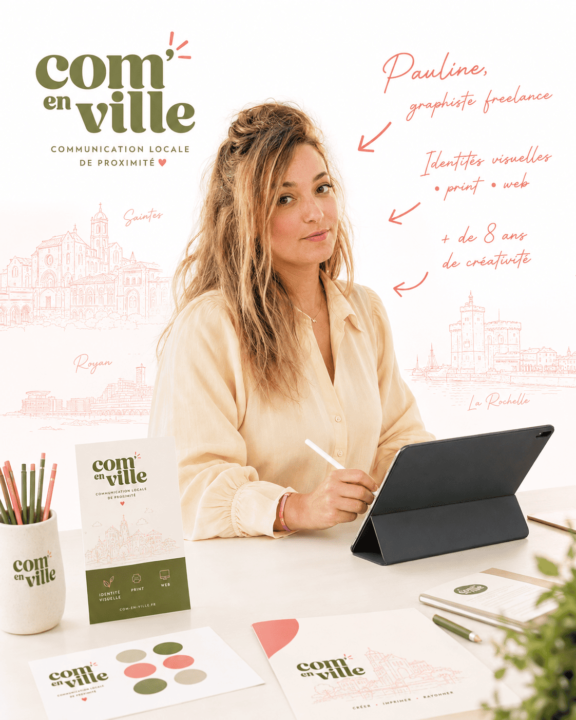 Pauline à son bureau, dans l'univers graphique de Com' en Ville